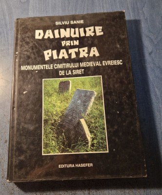 Dainuire prin piatra monumentele cimitirului medieval evreiesc Silviu Sanie foto