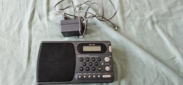 RADIO MAGNUM , FUNCTIONEAZA CU ALIMENTATOR