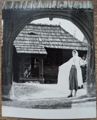Tanara in port, ograda din Maramures// fotografie de presa