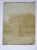 Fotografie 115 x 90 mm cu un soldat german langa 2 obuze WWI