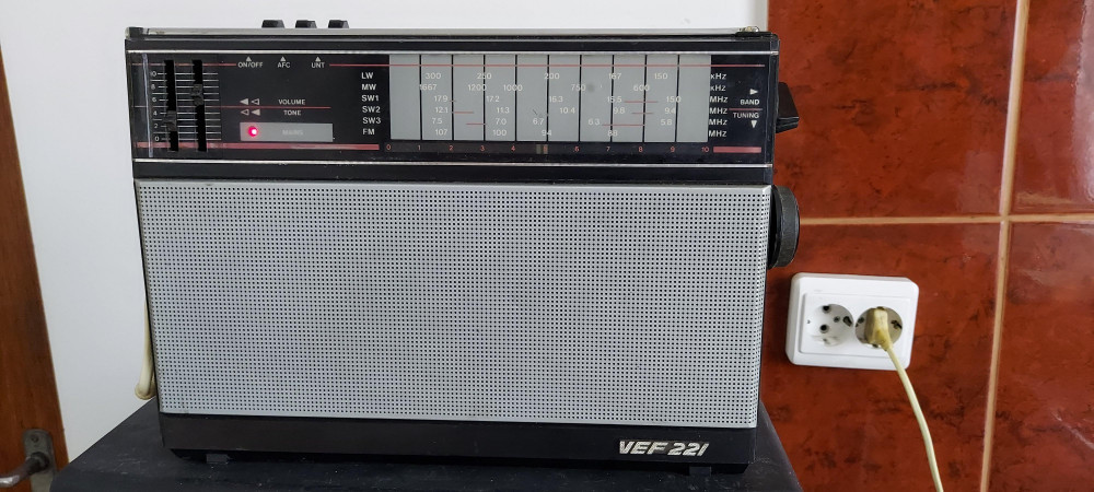 RADIO VEF 221 ARE FM 88-108 Mhz. FUNCTIONEAZA . | Okazii.ro