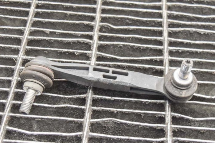 Bieleta stabilizatoare dreapta spate BMW i8 I12 2014 OEM: 6785608 12189673