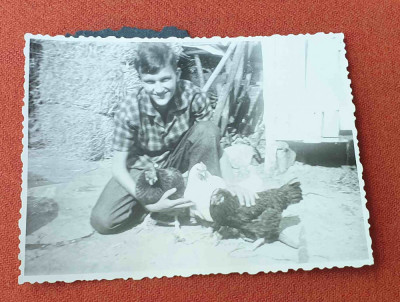 Fotografie din album de familie, anii 1960 - in ograda - Gaini foto