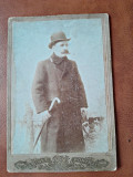 Barbat cu mustata si baston, pe carton, 1902