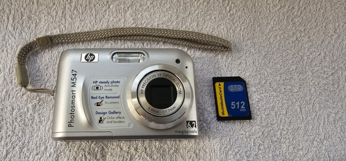 Aparat foto digital HP PhotoSmart M547, 6MP + CARD ,FUNCTIONEAZA CU 2 BATERII SAU ACUMULATORI .