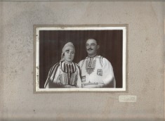 PM457N Țărani &icirc;n port popular rom&acirc;nesc, studio Foto Splendid Mircea Iuga, Săliște-Poiana