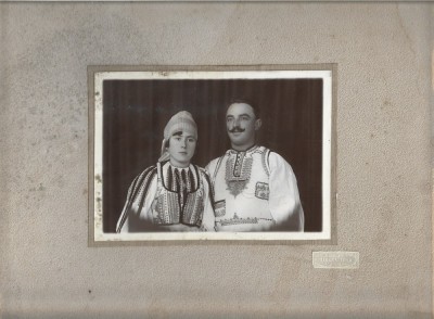 PM457N Țărani &amp;icirc;n port popular rom&amp;acirc;nesc, studio Foto Splendid Mircea Iuga, Săliște-Poiana foto