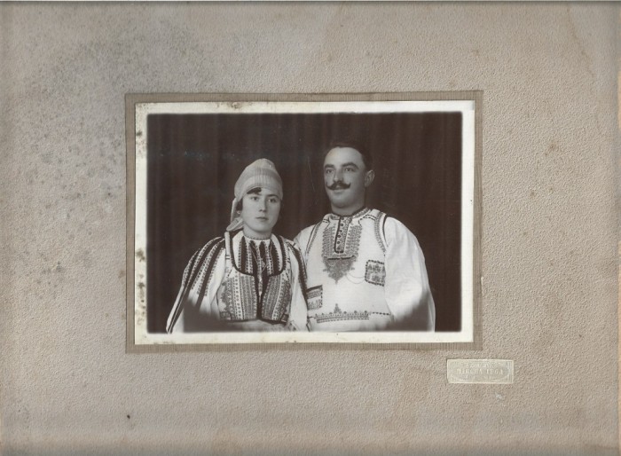 PM457N Țărani &icirc;n port popular rom&acirc;nesc, studio Foto Splendid Mircea Iuga, Săliște-Poiana