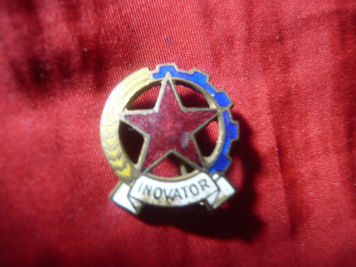 Insigna - Distinctie - Inovator - Romania , metal si email anii &#039;60 , d=1,7cm