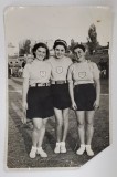 TREI TINERE ATLETE , CU TRICOURI CU INITIALELE &#039; VD &#039; , FOTOGRAFIE , 1938