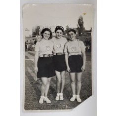 TREI TINERE ATLETE , CU TRICOURI CU INITIALELE &#039; VD &#039; , FOTOGRAFIE , 1938