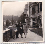 Bnk foto - Sinaia - Grup in fata Castelului Peles, Alb-Negru, Romania de la 1950, Cladiri