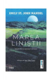 Marea liniștii roman Emily St. John Mandel arta timp iubire pandemie coperta paperback brosat