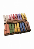 Cumpara ieftin Set 20 carlige lemn colorate cu sfoara inclusa pentru activitati senzoriale,3,5 cm
