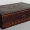 Caseta vintage din lemn cu ornamente sculptate si catifea la interior 25x16cm