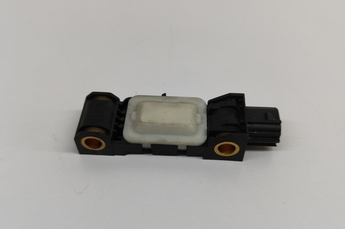 Senzor de impact dreapta față MITSUBISHI COLT CZC Cabrio RG 2006 OEM: PMR587419,A4545400117 28524228