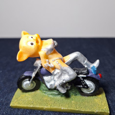 Figurina din rasina, Purcelusa sexy stand pe o motocicleta, 7x5.5x2 cm