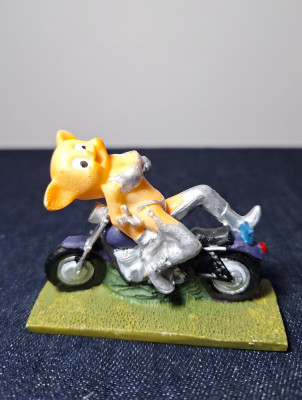 Figurina din rasina, Purcelusa sexy stand pe o motocicleta, 7x5.5x2 cm foto