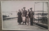 Soldati romani cu familia, undeva pe malul unei ape// foto tip CP, Romania 1900 - 1950, Portrete