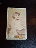 fotografie tip CDV , Tanara fata cu flori in mana , Galatz (Galati) - Atelier de fotografie F.Hild