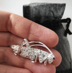 Brosa lacusta- placata cu Aur alb 18k si Swarovski -martisor