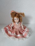 Papusa portelan, vintage, 13cm inaltime, in haine de catifea roz