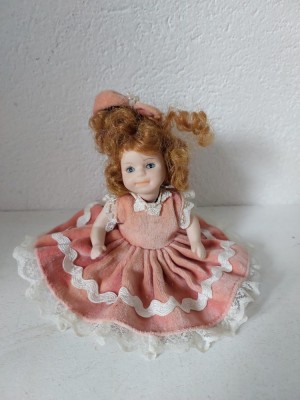 Papusa portelan, vintage, 13cm inaltime, in haine de catifea roz foto