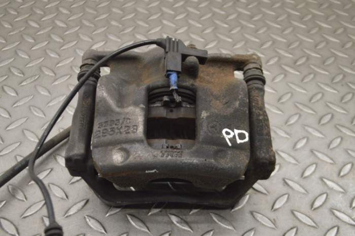 Etrier de fr&acirc;nă dreapta față INFINITI Q30 2016 OEM: A24638 15464423