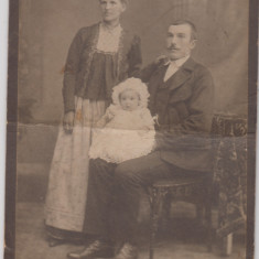 M1 A 8 - FOTO - Fotografie foarte veche - familie traditionala - anii 1920