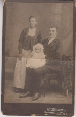 M1 A 8 - FOTO - Fotografie foarte veche - familie traditionala - anii 1920 foto