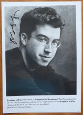 Autograf al scriitorului evreu american Jonathan Safran Foer pe fotografie