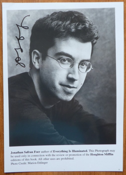 Autograf al scriitorului evreu american Jonathan Safran Foer pe fotografie