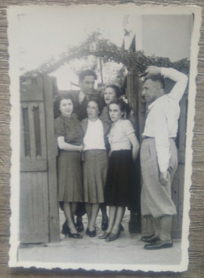 In fata portii// fotografie Romania, perioada interbelica foto