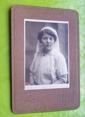 G408-I-Foto mare ASISTENTA maghiara CDV anii 1900 firma KASSA carton gros stare foarte buna, ca noua. Marimi: 33/ 15,5 cm. foto
