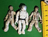 Set 3 figurine cosmonauti Mega Construx Call of Duty Mega Bloks 5 cm h, articulatii mobile : cap, m&acirc;ini, mijloc. Doi astronauti deveniti ZOMBI, Fortnite
