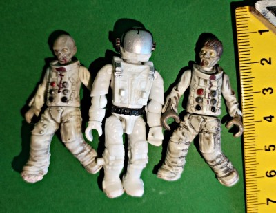Set 3 figurine cosmonauti Mega Construx Call of Duty Mega Bloks 5 cm h, articulatii mobile : cap, m&amp;acirc;ini, mijloc. Doi astronauti deveniti ZOMBI foto