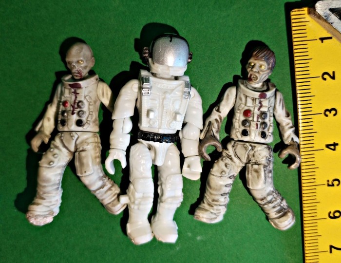 Set 3 figurine cosmonauti Mega Construx Call of Duty Mega Bloks 5 cm h, articulatii mobile : cap, m&acirc;ini, mijloc. Doi astronauti deveniti ZOMBI