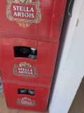 Trei lazi de bere Stella Artois cu sticle inauntru