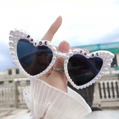 Ochelari in forma de inima, flippy, pentru petrecerea burlacitelor, tematica nunta, protectie soare, 15.3x5.7x14.5 cm, scris bride to be cu perle, alb