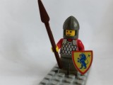 bnk jc LEGO 6060 The Lion Knights Castle - soldat pedestru cu sulita si scut