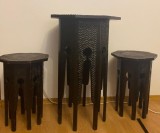Set mobilier br&acirc;ncovenesc / neorom&acirc;nesc 1 masă + 2 scaune / Inaltime masa 76 cm, scaun 48 cm, blat masa 47 cm, blat scaun 32 cm / stare buna