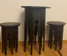 Set mobilier br&acirc;ncovenesc / neorom&acirc;nesc 1 masă + 2 scaune / Inaltime masa 76 cm, scaun 48 cm, blat masa 47 cm, blat scaun 32 cm / stare buna