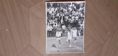 FOTOGRAFIE ILIE NASTASE,ION TIRIAC SI STAN SMITH INTRAND PE ARENA PROGRESUL 1972 foto