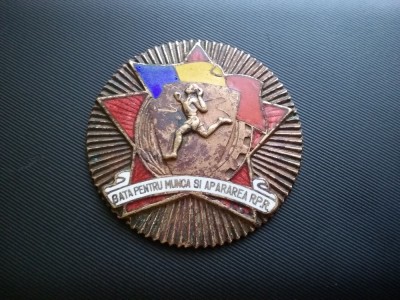 Insigna Gata pentru munca si apararea R.P.R.-Diametrul 37 mm.-RARA foto