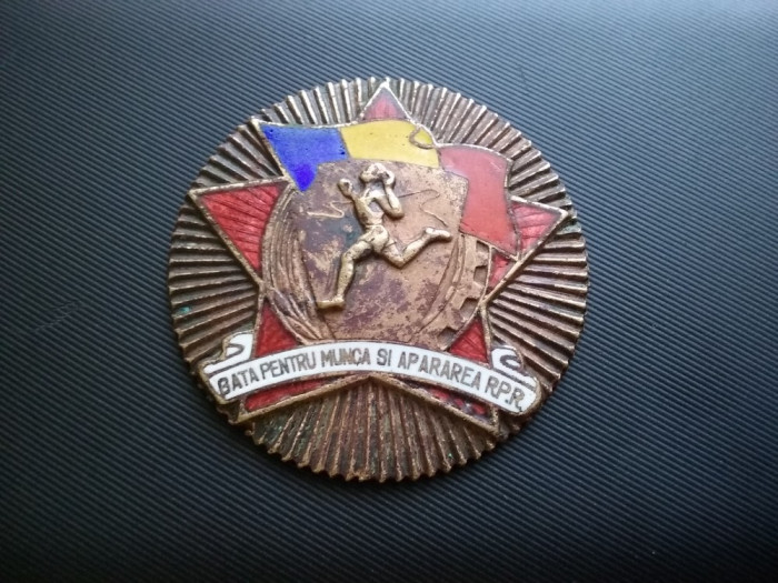 Insigna Gata pentru munca si apararea R.P.R.-Diametrul 37 mm.-RARA