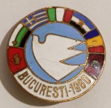 INSIGNA CONFERINTA BALCANICA PENTRU PACE BUCURESTI I960 RPR EMAIL CALD DIAMETRUL 25 MM ( CITITI DESCRIEREA -ENUNTUL )