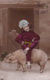 Portret cu un porc mare si un copil in costum visiniu, intr-o scena festiva