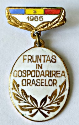 INSIGNA FRUNTAS IN GOSPODARIREA ORASULUI 1966 foto