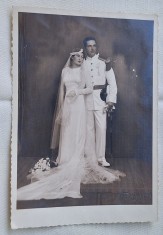 Poza - fotografie veche, perioada regala - foto studio NUNTA romaneasca, mirele, ofiter roman in tinuta de gala, cu sabie - fotografie anii 1930