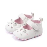 Pantofiori albi cu inimioare si fundita (Marime Disponibila: 3-6 luni (Marimea